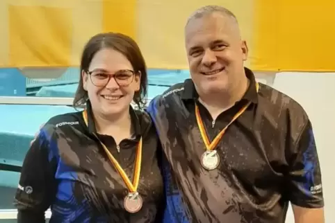 Stolze Medaillengewinner bei den deutschen Meisterschaften: Jennifer Zimmermann und Thomas Helfrich von den Billard-Freunden Feh