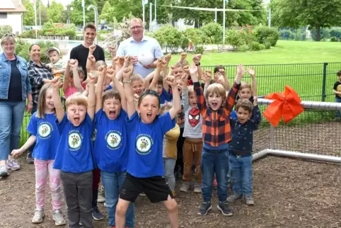 FCK-Profi Philipp Klement freut sich mit den Kindern. 