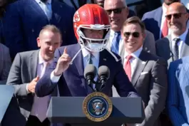 Joe Biden mit Chiefs-Helm