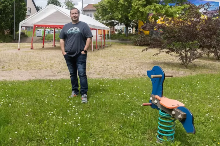 Dennis Nizard auf dem Dorfplatz. Im Hintergrund stehen noch die Zelte vom Feuerwehrfest, eines der wenigen Feste die es noch im 