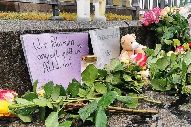 Blumen und Schilder nahe dem Tatort auf dem Mannheimer Marktplatz.