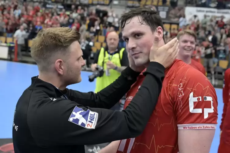  Mach&rsquo;s gut! Trainer Johannes Wohlrab verabschiedet sich von Leistungstr&auml;ger Jannek Klein.