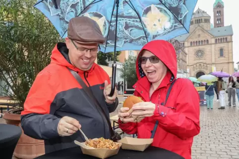 Macht auch im Regen Freude: Streetfood Festival auf der Maximilianstraße.