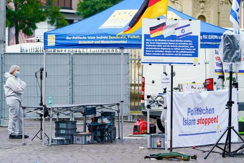 Eine Mitarbeiterin der Spurensicherung am Tatort: Pax Europa hatte am Freitagvormittag auf dem Marktplatz in Mannheim einen Info
