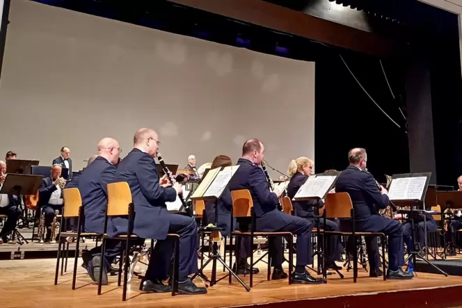 »Sommerintermezzo« in der Festhalle: Das Landespolizeiorchester Rheinland-Pfalz konzertierte zugunsten der Kindertafel.