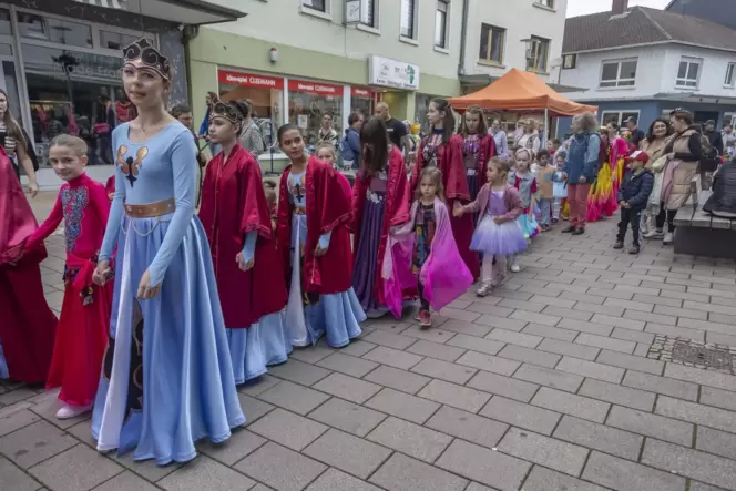 22 Vereine und Organisationen mit etwa 350 Teilnehmern nahmen am Sonntagmorgen an der Kinderparade durch die Zweibrücker Innenst