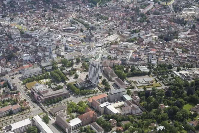 Wie lässt sich die finanzielle Situation Kaiserslauterns verbessern? Zum Beispiel durch Einsparung von Personalkosten im Rathaus