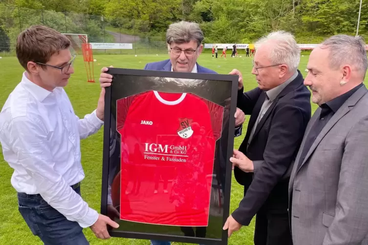 Neues Trikot f&uuml;r den SVM: Vereinschef Torsten Nagel, Vorstandsmitglied Thomas M&uuml;ller sowie die IGM-Chefs Michael Gro&szlig; und Gunter