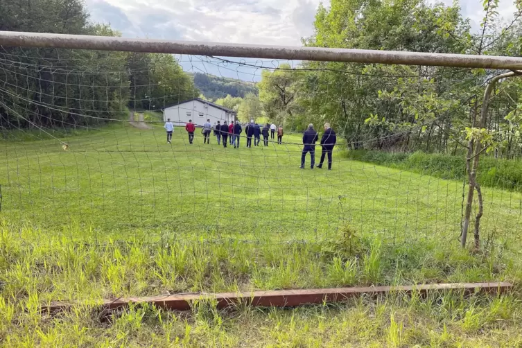 Aus der Wiese wird demn&auml;chst ein Hartplatz. 