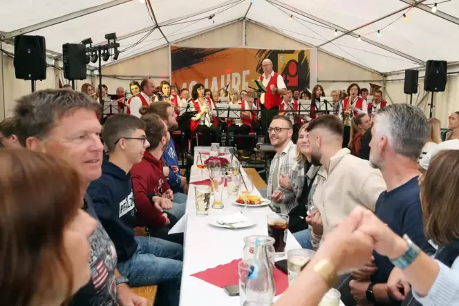 Gute Stimmung im Festzelt: Die Lingenfelder Dorfmusikanten feiern sich selbst und genießen den Auftritt des Rülzheimer Musikzugs