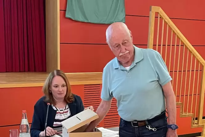 Ratsmitglied Heinz Blankart beim Ziehen der Bauplatz-Gewinner (zusammen mit Verena Sticha von der Verbandsgemeindeverwaltung).