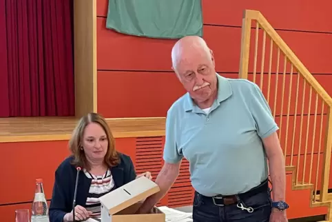 Ratsmitglied Heinz Blankart beim Ziehen der Bauplatz-Gewinner (zusammen mit Verena Sticha von der Verbandsgemeindeverwaltung). 