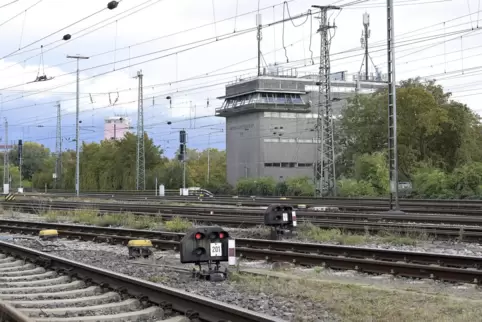 Der Personalmangel im Stellwerk Ludwigshafen war am Wochenende plötzlich nicht mehr das größte Problem der Bahn. 