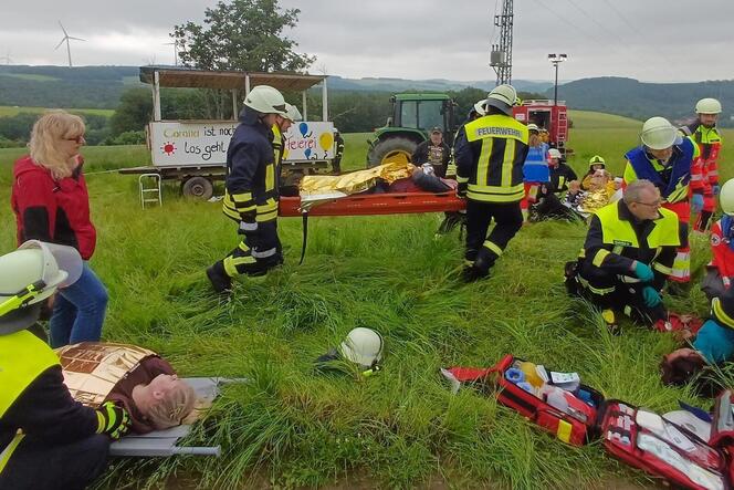 Rettungskräfte von Feuerwehr und DRK versorgten Verletzten und betreuten Betroffene in dem Übungsszenario.