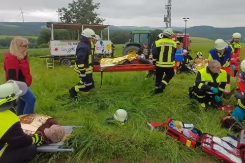 Rettungskräfte von Feuerwehr und DRK versorgten die Verletzten und betreuten Betroffene in dem Übungsszenario. 