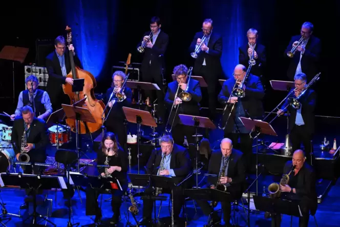 Die Lokalmatadore machen den Auftakt: Die »Blue Note Big Band« gestaltete den ersten Teil des Jazz-Doppelkonzerts im Saalbau.