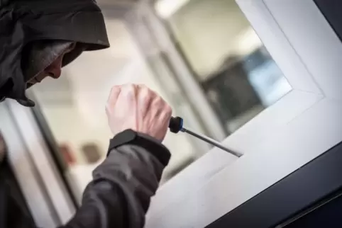 Die Einbrecher stiegen durch das Toilettenfenster ein.