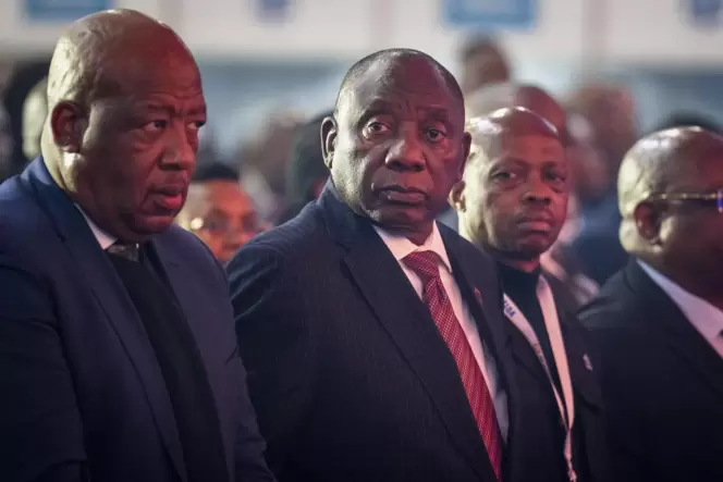 Der südafrikanische Präsident Cyril Ramaphosa (Mitte) braucht Partner, um an der Macht zu bleiben.