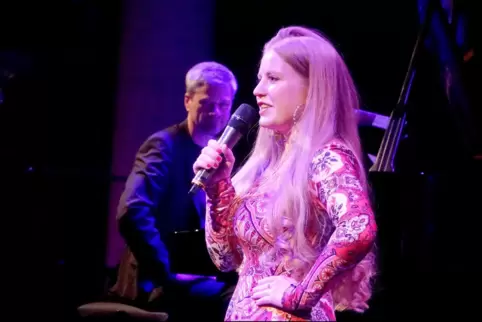 Lena Hauptmann in der Fruchthalle: Die 28-Jährige schreibt, komponiert und singt Jazz in sorbischer Sprache.