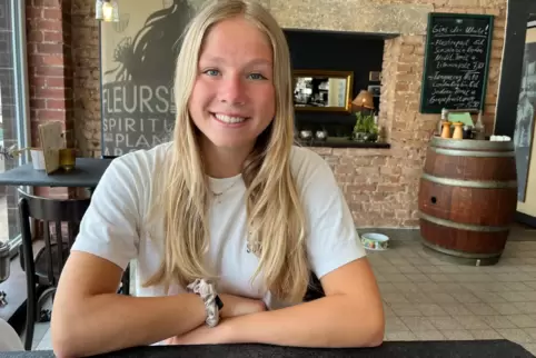 Antonia Rohr hat 2024 am Helmholtz-Gymnasium das Abitur abgelegt und im Leistungskurs Sport die Coubertin-Medaille gewonnen. Antonia Rohr hat 2024 am Helmholtz-Gymnasium das Abitur abgelegt und im Leistungskurs Sport die Coubertin-Medaille gewonnen.