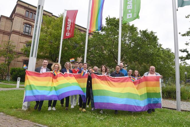Vertreterinnen und Vertreter des queeren Beschäftigtennetzwerks LGBT+Friends haben die Regenbogenflagge am BASF-Standort Ludwigs