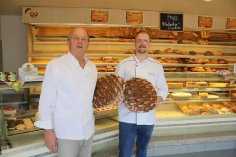 Die Nachfolge ist geregelt: Frithjof Burdan (links) übergibt seine Bäckerei an Schwiegersohn Marvin Hüls. 