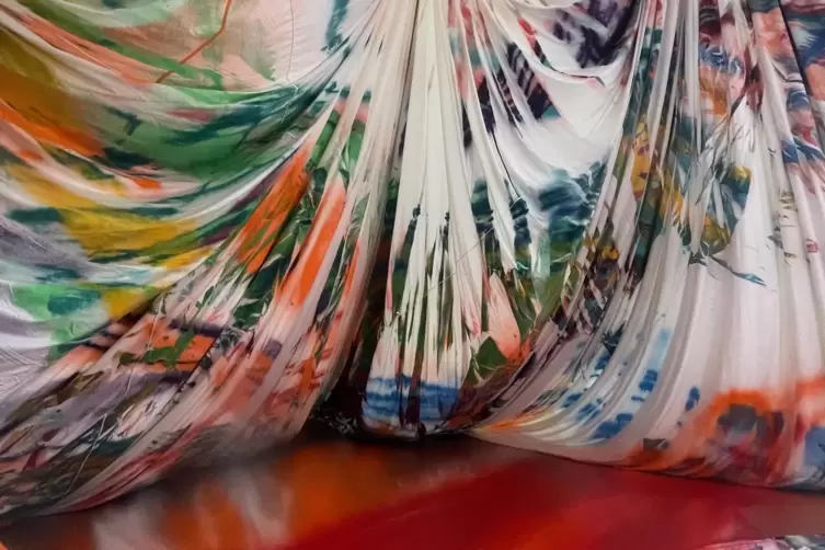 Ein dramatisches Schauspiel und psychedelisches Erlebnis: Grosse-Draperie im gro&szlig;en Ausstellungssaal des Centre Pompidou. 
