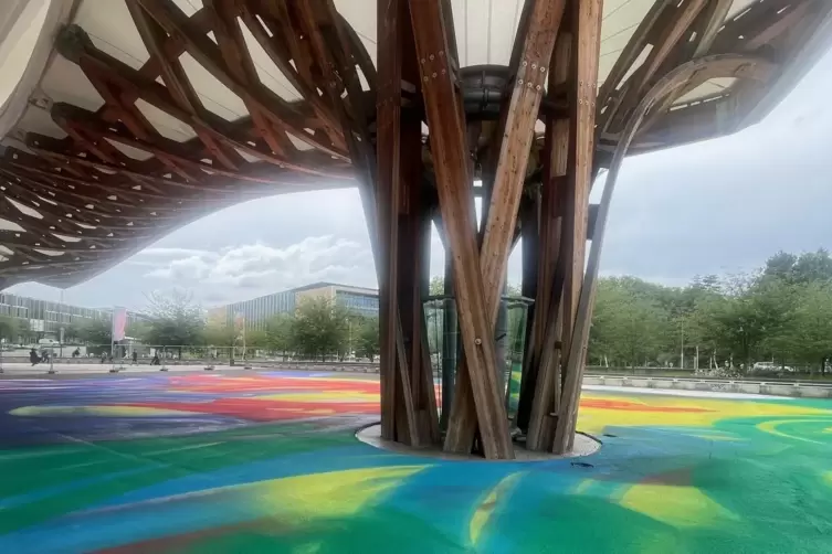 Wunderbare Verbindungen mit der Architektur von Shieru Ban: Die Arbeit von Katharina Grosse wuchert auf den Vorplatz.