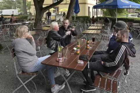 Zum Wohl: Der Biergarten am Rand des Zedtwitzparks ist wieder geöffnet.