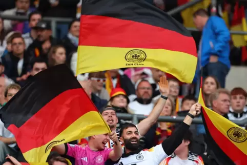 Ausgelassene Stimmung soll auch in den EM-Stadien problemlos möglich sein. Unser Bild zeigt Fans der deutschen Mannschaft am Mon