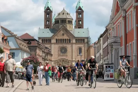 Maximilianstraße: belebte Straße im Herzen der Stadt. 