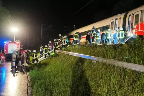 Fernab von einem richtigen Bahnsteig musste mit Leitern improvisiert werden.