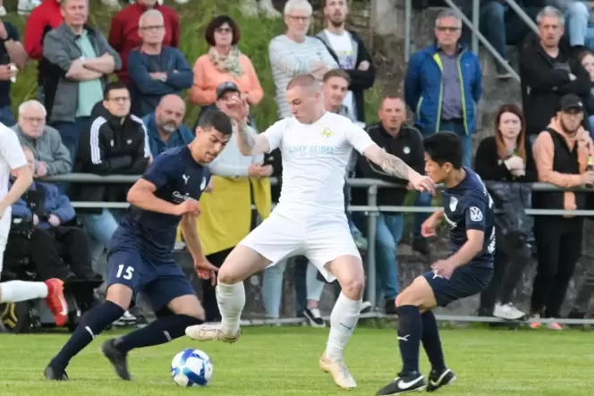 SCH-Angreifer Luca Schmidt (in Weiß) behauptet den Ball gegen Gianluca Calabrese (links) und den früheren SCH-Oberligaspieler Ka