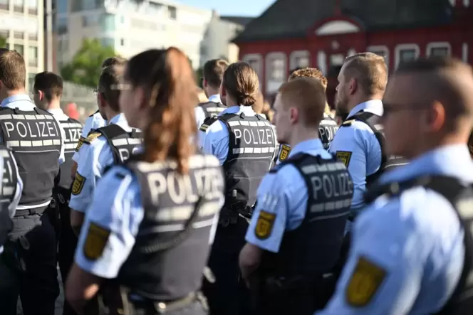 Schweigeminute auf dem Marktplatz: Polizisten bei der Kundgebung zum Tod ihres Kollegen.