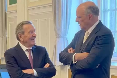 Altkanzler Gerhard Schröder (links) und sein Anwalt Michael Nagel vor Beginn des Prozesses um Schröders Büro.