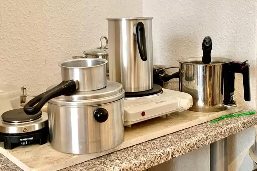Sieht aus wie eine Küchenzeile, ist aber der Aufbau für gegossene Kerzen.