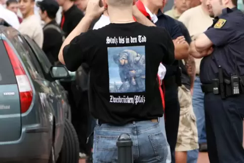 Das kleine Häufchen offen Rechtsradikaler war zu bestimmten Gedenkterminen der rechten Szene immer wieder in der Stadt präsent, 