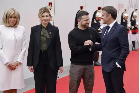 Der ukrainische Präsident Wolodymyr Selenskyj wurde bei der Gedenkfeier in der Normandie von seinem französischen Kollegen Emman