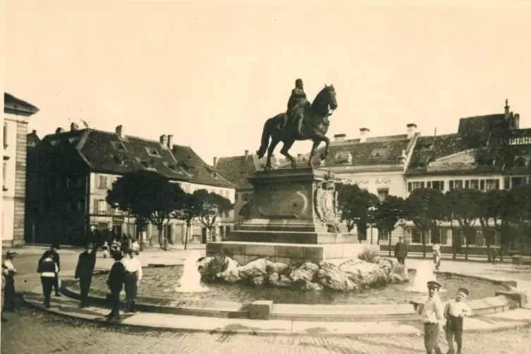 Bis 1936 sah der Landauer Luitpoldbrunnen so aus. 