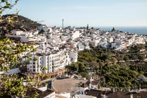 Blick auf Frigiliana an der Costa del Sol. 