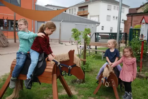 Die Kita-Kinder freuen sich über die Spende.