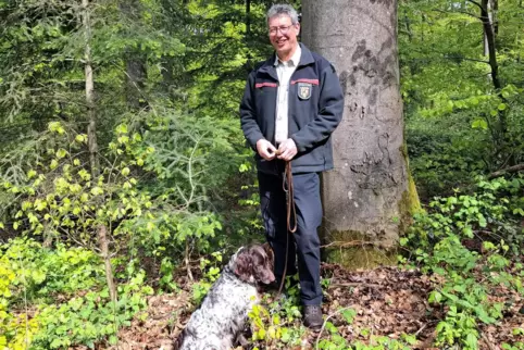 Förster Rüdiger Wolf zusammen mit Hündin Pina. 