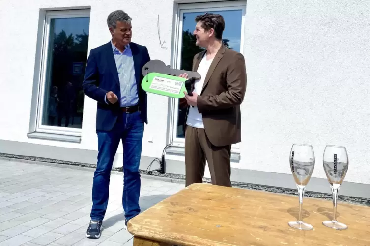 Schl&uuml;ssel&uuml;bergabe: Links Investor Thomas Knieriemen, rechts &bdquo;Meilenstein&ldquo;-Gesch&auml;ftsf&uuml;hrer Ingo Zwarg.