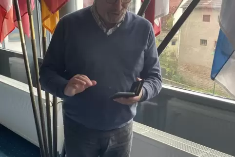Landrat Otto Rubly wird nach der Wahl viel Zeit am Handy verbringen. 