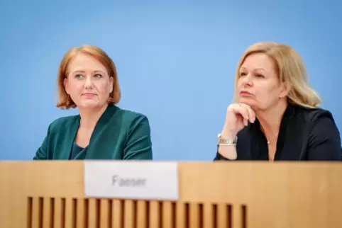 Innenministerin Nancy Faeser (SPD, rechts) und Familienministerin Lisa Paus (Grüne).
