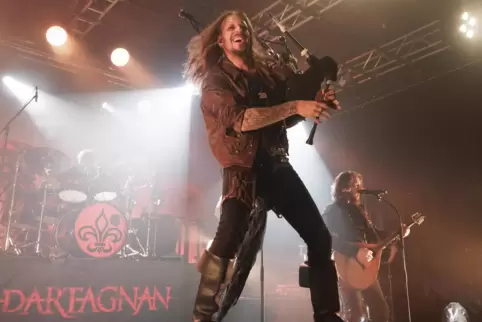 Starker Frontmann, auch mal mit Dudelsack: Ben Metzner von dArtagnan in der Kammgarn. 