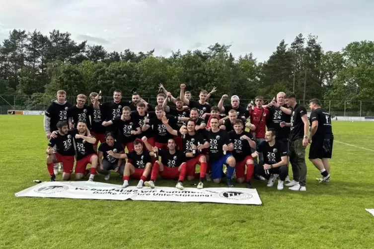 Vollbracht: Die Spieler des TuS Steinbach bejubeln die Meisterschaft in der Landesliga West und den Aufstieg in die Verbandsliga