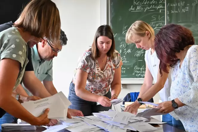 Auszählung der Briefwahl-Stimmen in der Berufsbildenden Schule: Am Sonntag wurden zunächst nur die Listenstimmen ausgezählt. Auszählung der Briefwahl-Stimmen in der Berufsbildenden Schule: Am Sonntag wurden zunächst nur die Listenstimmen ausgezählt.