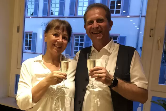 Hat am Sonntagabend im Restaurant Pfälzer Hof mit seiner Ehefrau Ina auf seinen erneuten Erfolg bei der Stadtbürgermeisterwahl a Hat am Sonntagabend im Restaurant Pfälzer Hof mit seiner Ehefrau Ina auf seinen erneuten Erfolg bei der Stadtbürgermeisterwahl a