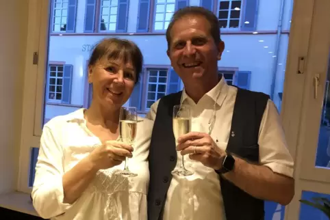 Hat am Sonntagabend im Restaurant Pfälzer Hof mit seiner Ehefrau Ina auf seinen erneuten Erfolg bei der Stadtbürgermeisterwahl a Hat am Sonntagabend im Restaurant Pfälzer Hof mit seiner Ehefrau Ina auf seinen erneuten Erfolg bei der Stadtbürgermeisterwahl a